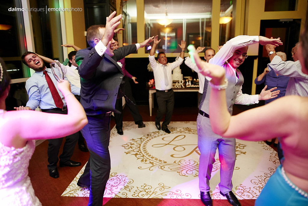 convidados fazem coreografia em cima do tapete de casamento personalizado