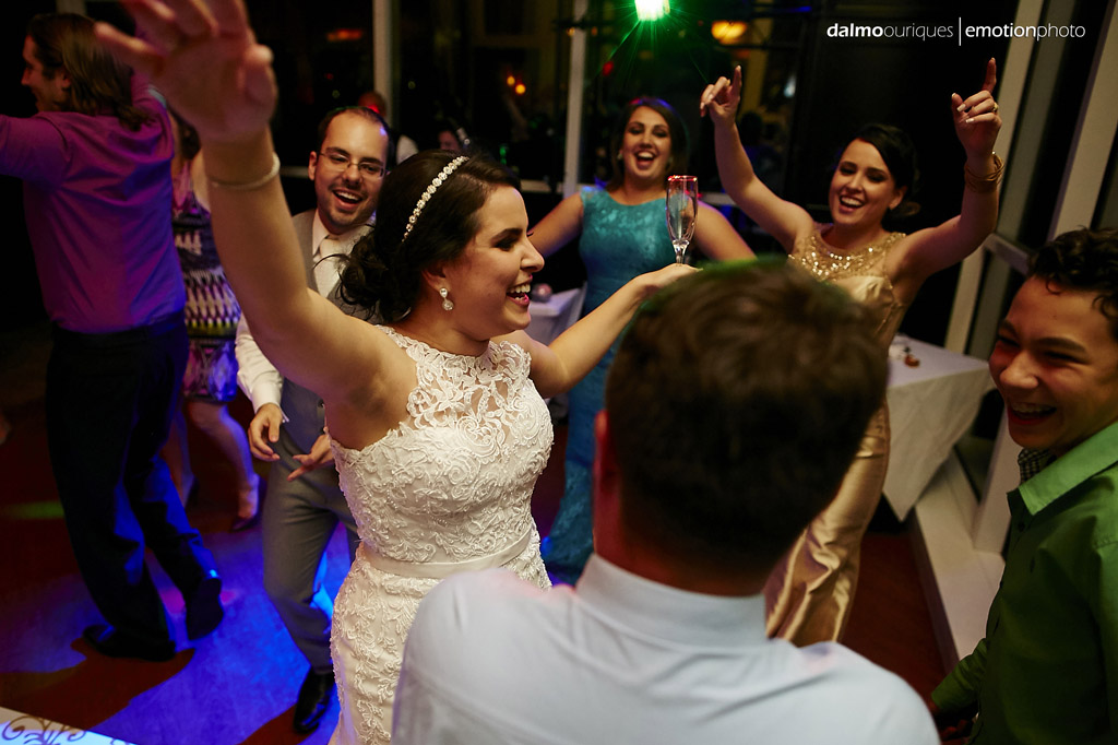 a fotografia de casamento mostra todos detalhes do vestido de casamento da noiva