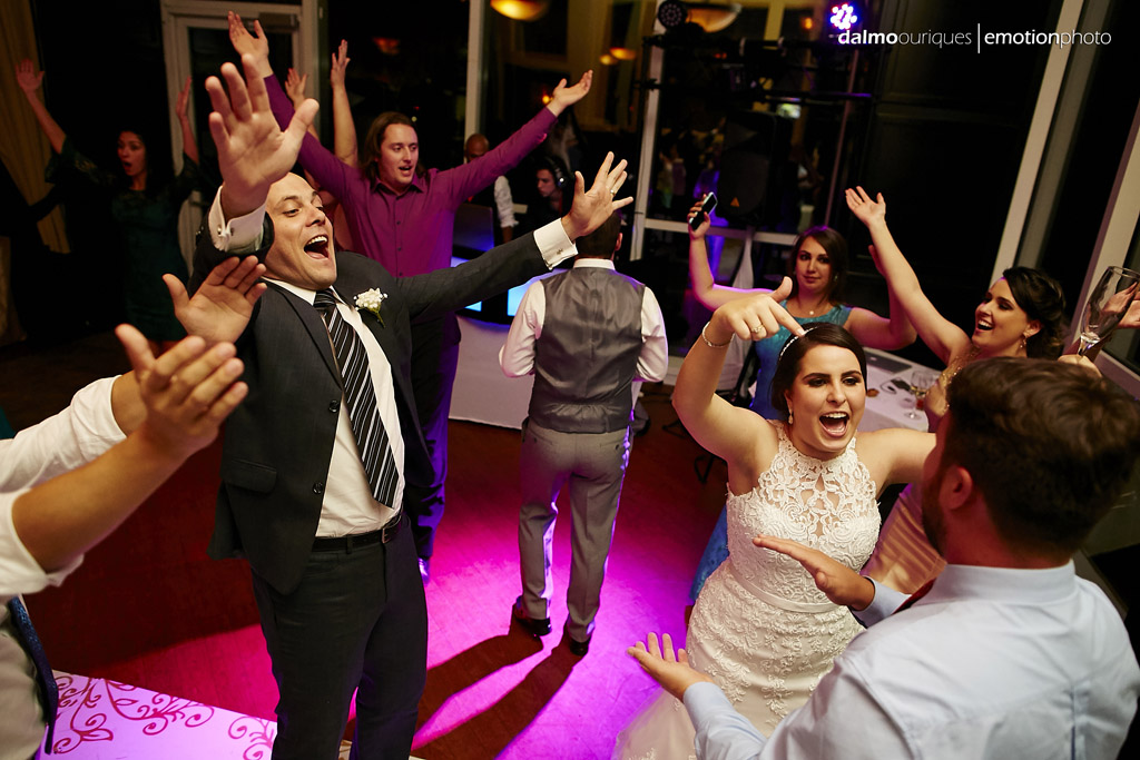noivos aproveitam a festa de casamento