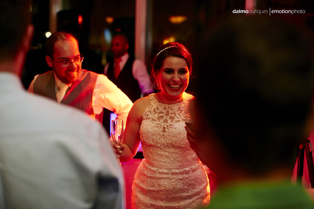 fotografo de casamento dalmo ouriques pega o momento de descontração do casal Lorena e Raphael