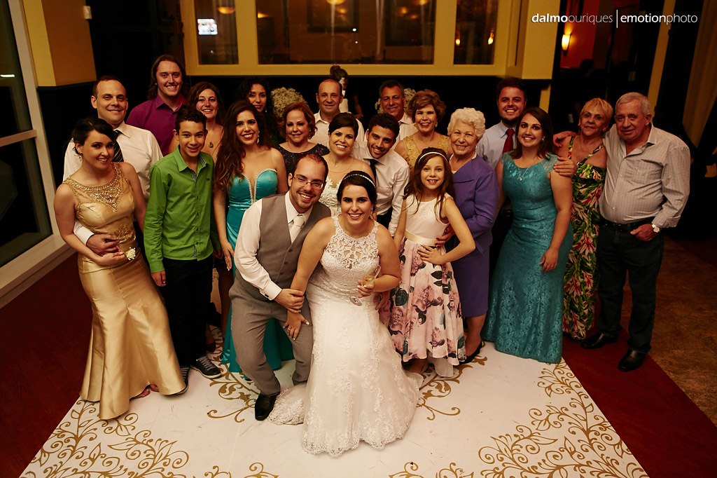 noivos e convidados que ficaram até o final do casamento em orlando