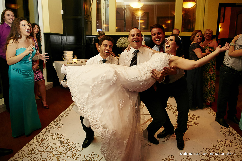final de festa de casamento os padrinhos de casamento pegam a noiva no colo