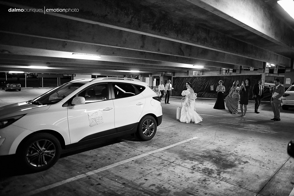 convidados do casamento fazem surpresa com o carro dos noivos, fotografo de casamento fica até o final do casamento