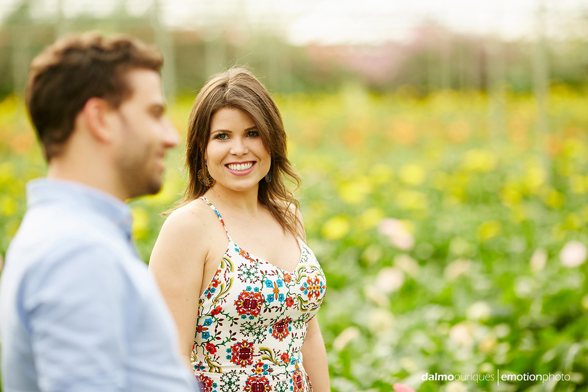 pre wedding em holambra; ensaio de casal em holambra; ensaio em holambra; fotografia de casal; pre wedding; holambra; onde fazer o ensaio de casal; campo florido; ensaio de casal no meio das flores