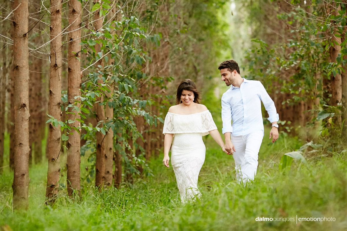 pre wedding em holambra; ensaio de casal em holambra; ensaio em holambra; fotografia de casal; pre wedding; holambra; onde fazer o ensaio de casal; campo florido; ensaio de casal com arvores