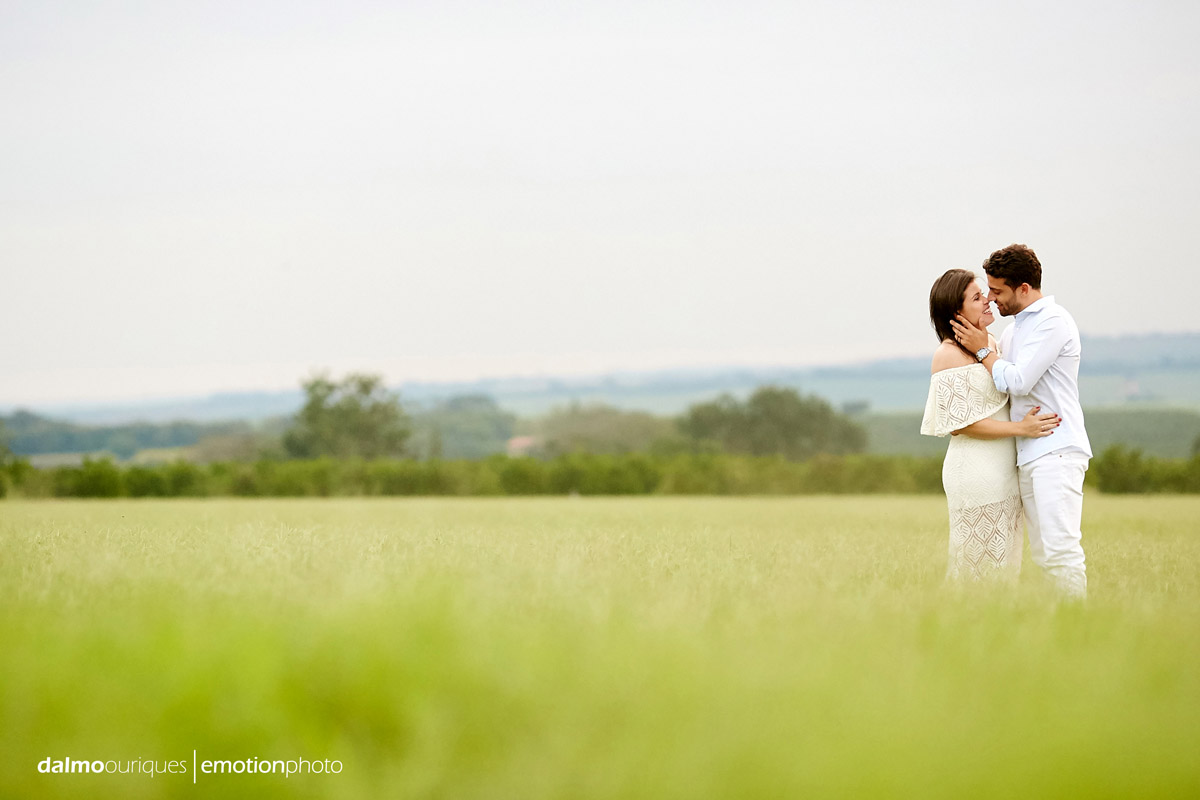 pre wedding em holambra; ensaio de casal em holambra; ensaio em holambra; fotografia de casal; pre wedding; holambra; onde fazer o ensaio de casal; campo florido; ensaio de casal no campo