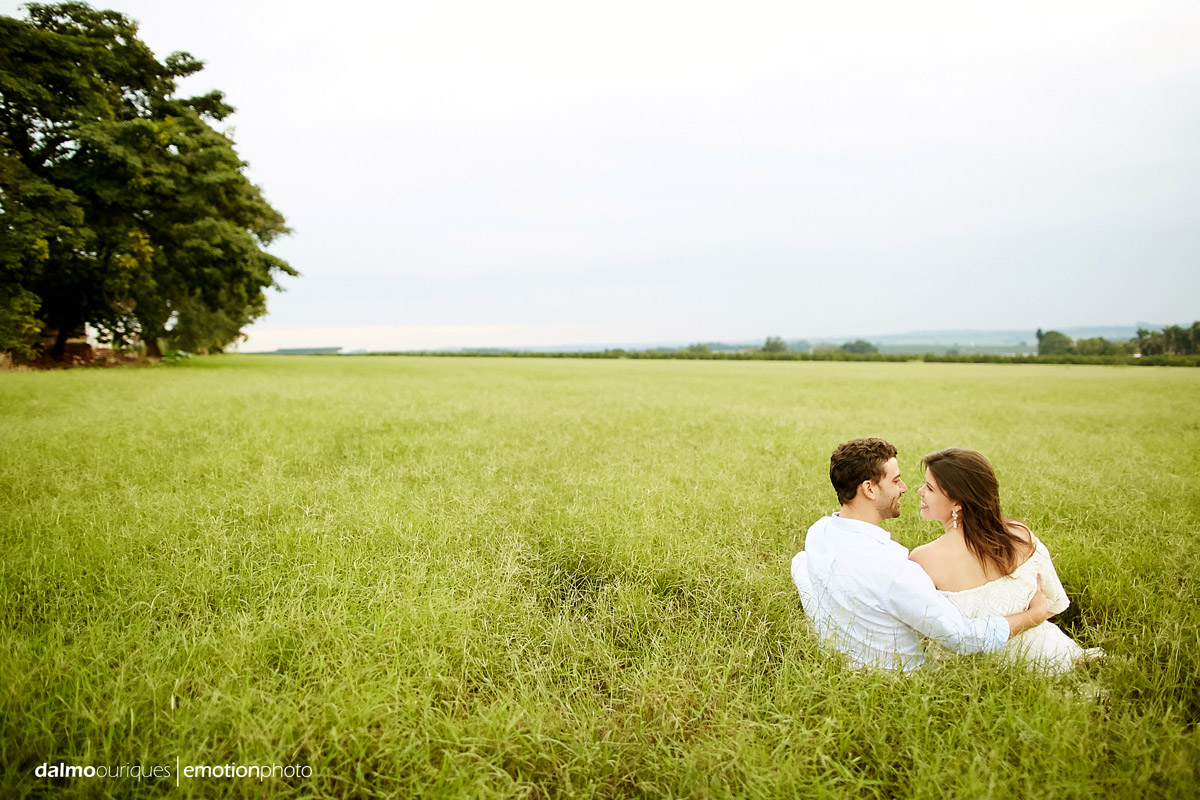pre wedding em holambra; ensaio de casal em holambra; ensaio em holambra; fotografia de casal; pre wedding; holambra; onde fazer o ensaio de casal; campo florido; ensaio de casal no campo