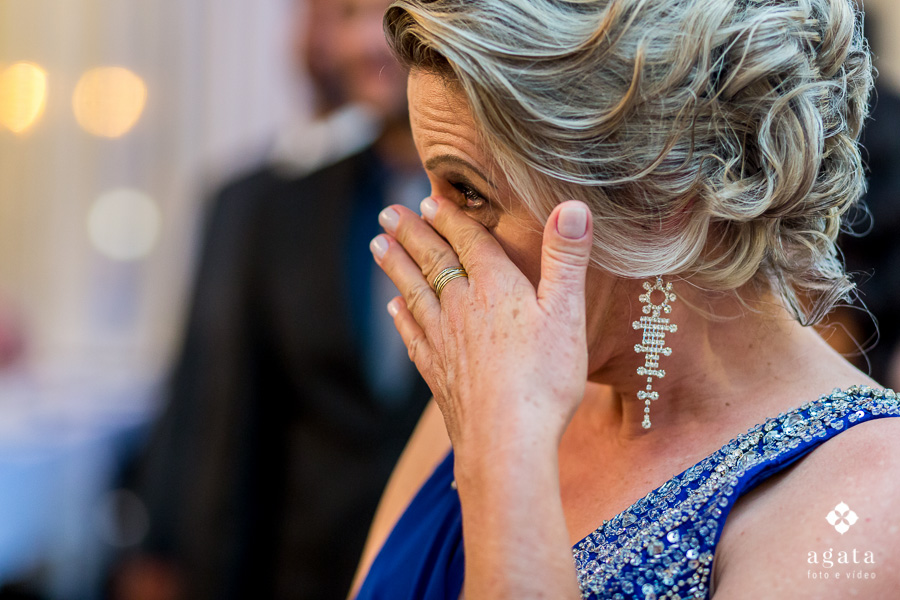 Emoção da mãe ao ver sua filha
