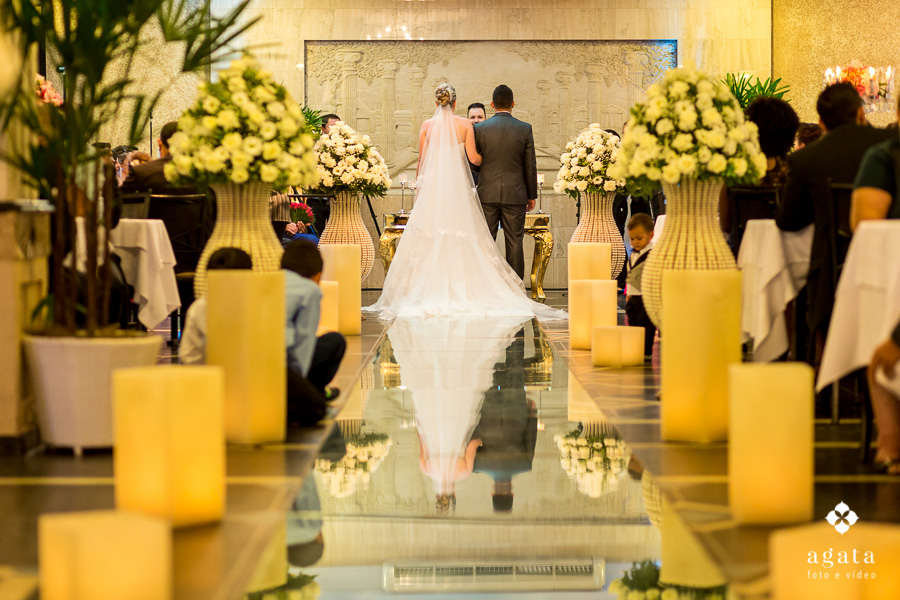 Cerimônia de casamento com passarela de espelho