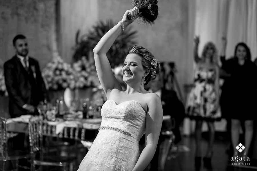 Jogaar o bouquet da noiva