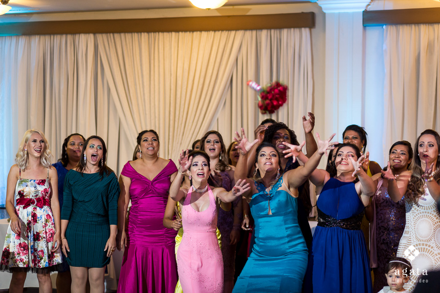 Jogaar o bouquet da noiva