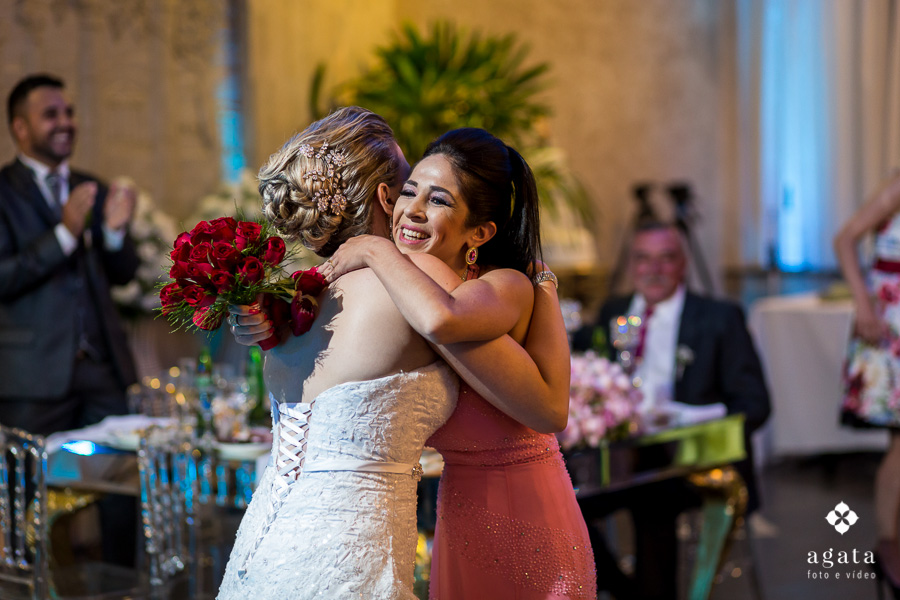 Jogaar o bouquet da noiva