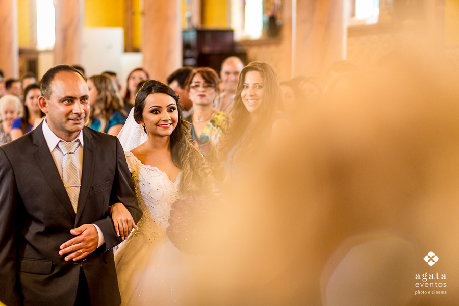 Noiva entrando no Igreja Matriz de São José dos Pinhais
