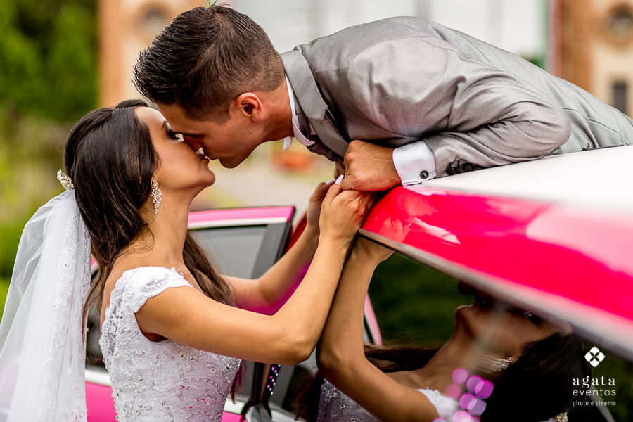 Beijo do casal na limousine rosa