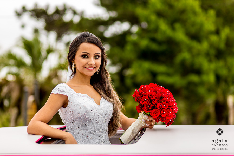 Foto da noiva no teto da limousine rosa