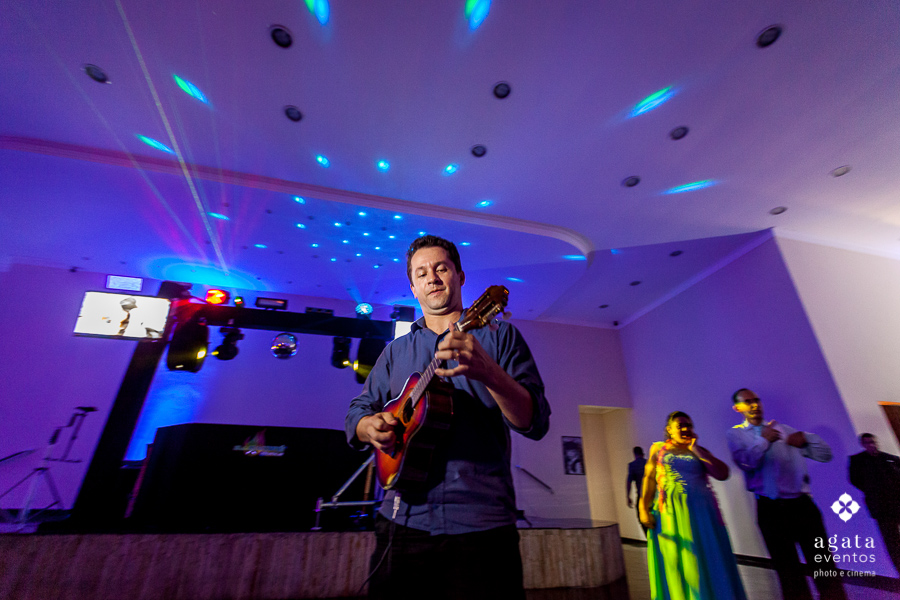 DJ André Murilo tocando cavaquinho