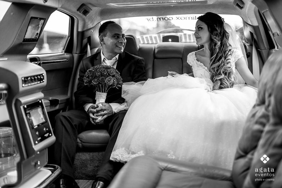 Pai e noiva na limousine