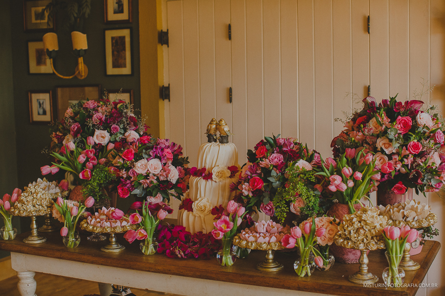 mesa do bolo linda na casa de campo no casamento em monte verde MG