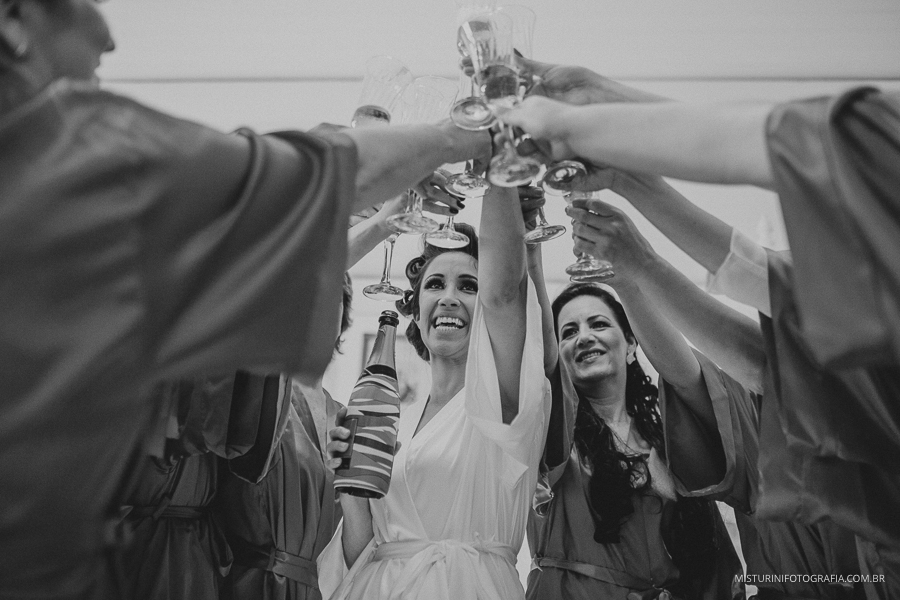 Brinde das madrinha com a noiva no casamento no campo monte verde mg