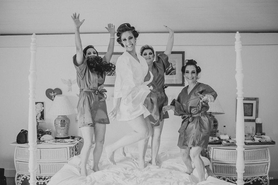 momento divertido do casamento em monte verde noiva e madrinhas