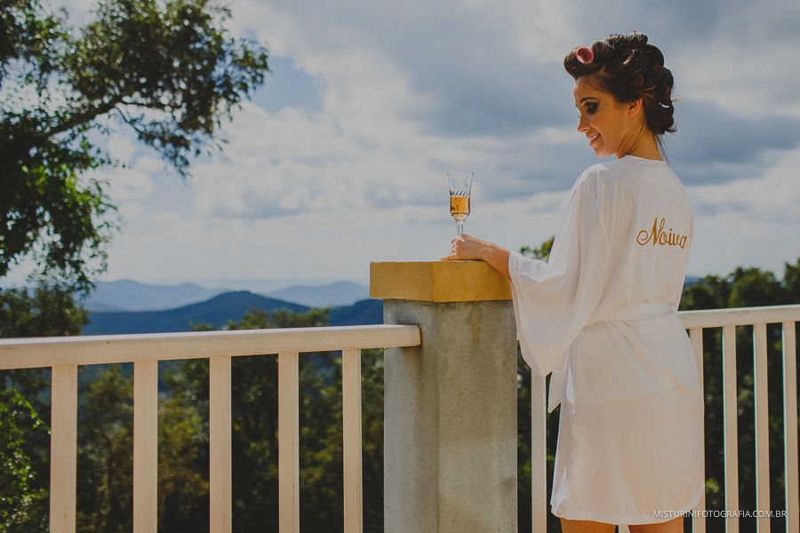 noiva melina na sacada no casamento no campo em monte verde MG