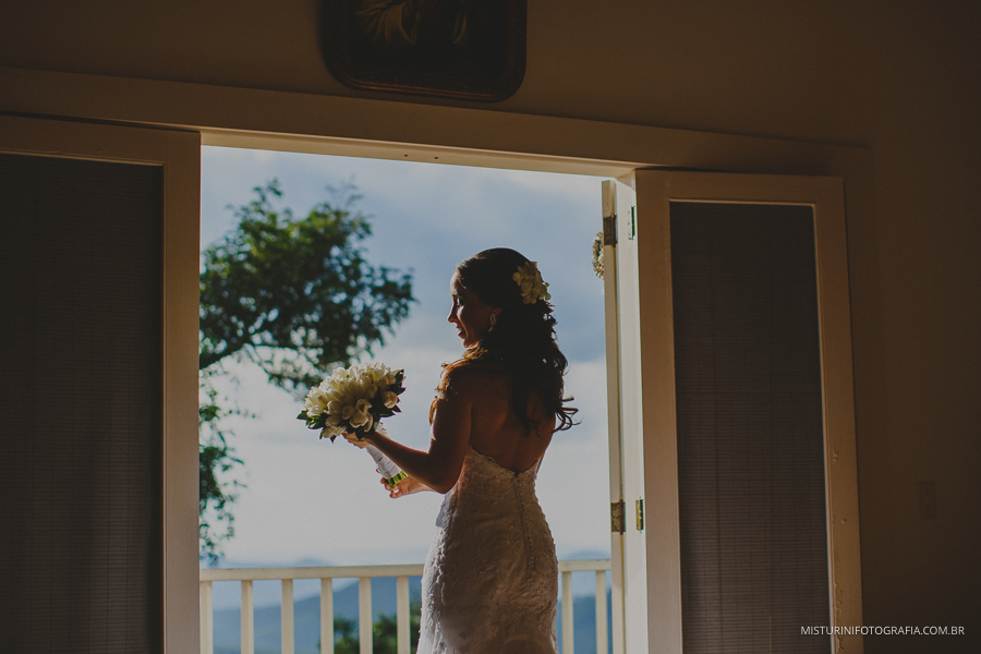 uma linda foto na janela noiva casamento em monte verde
