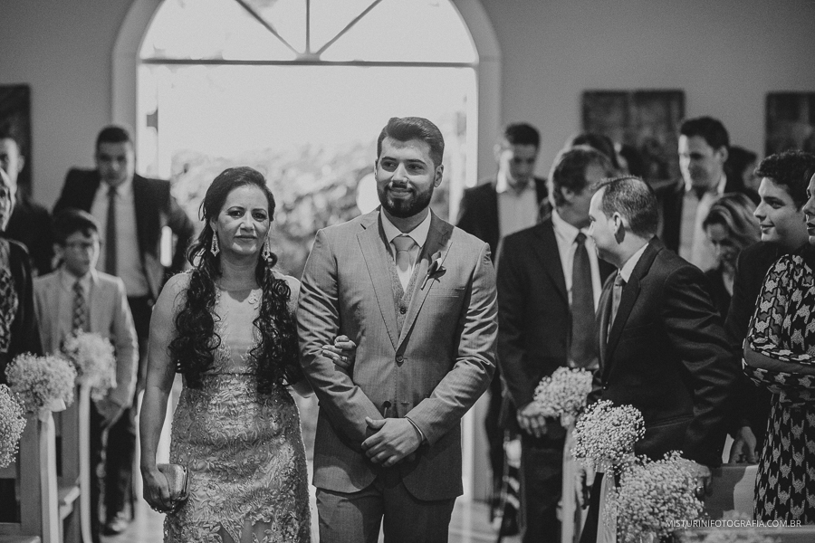 destination wedding casamento noivo entrando casamento no campo