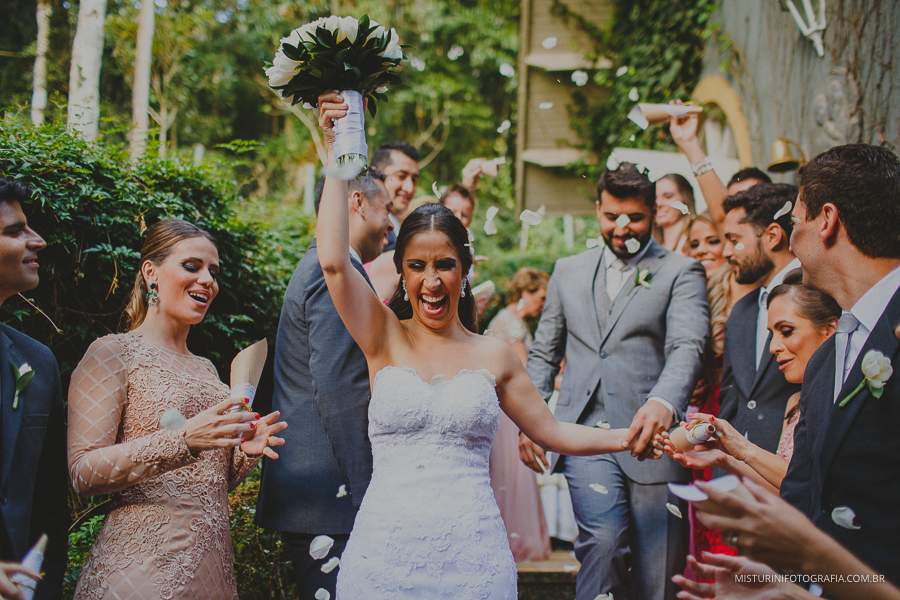 destination wedding saída dos noivos chuva de pétalas casamento em monte verde