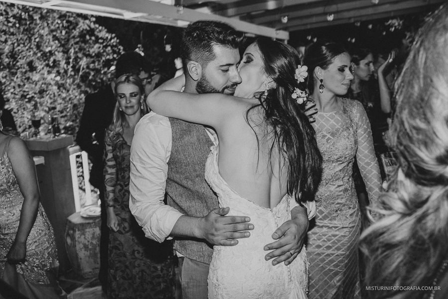 destination wedding noivos beijando na festa do casamento no campo
