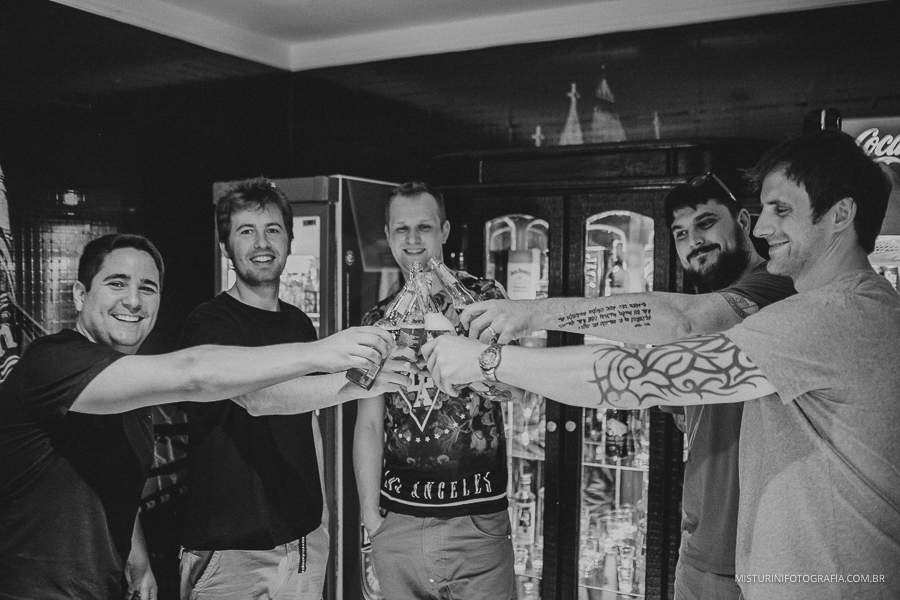 brinde com amigos na barbearia casamento em americana sp
