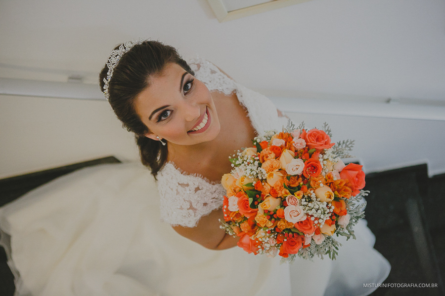 noiva na escada com seu buque casamento americana sp