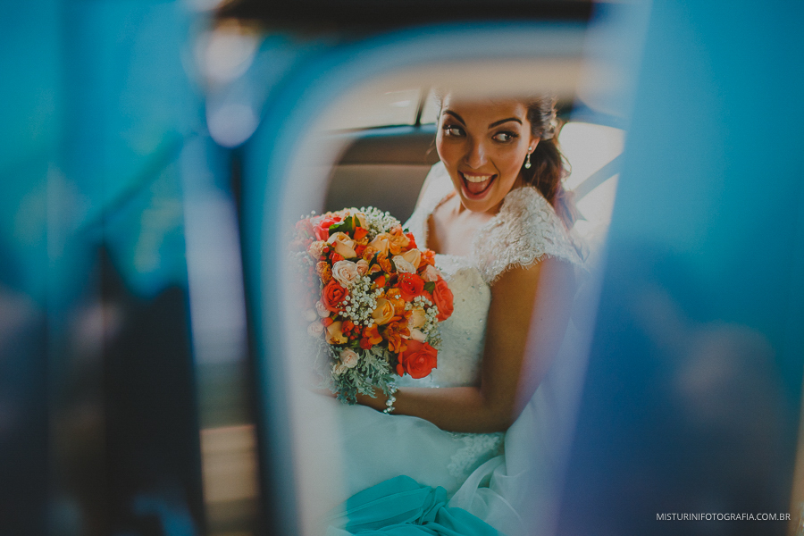 noiva no carro com seu buque casamento de dia em americana sp