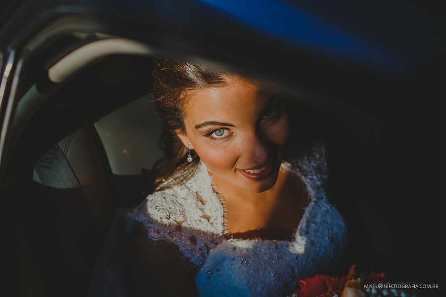 noiva no carro esperando entrada no casamento americana sp