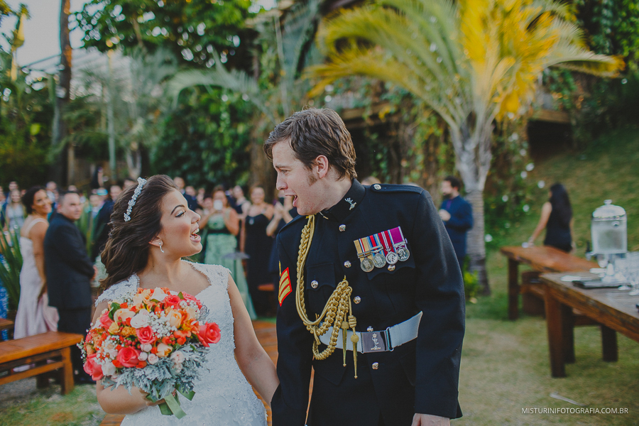 linda foto dos noivos na saída do casamento