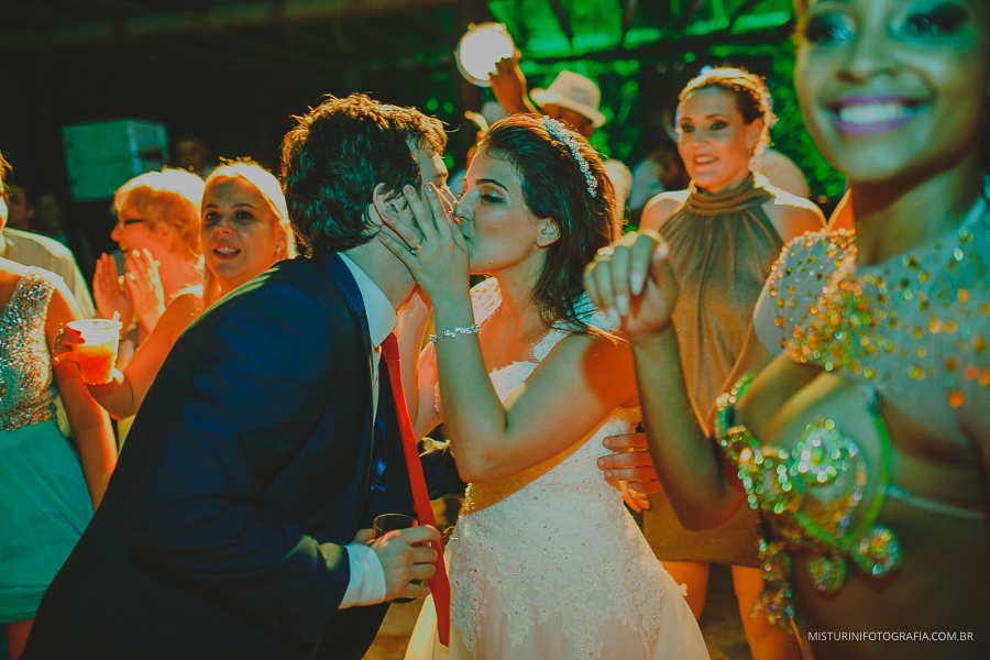 noivos beijando casamento americana sp