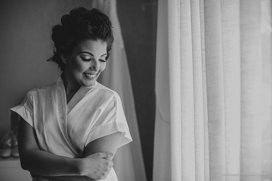 noiva linda na janela no casamento em americana sp