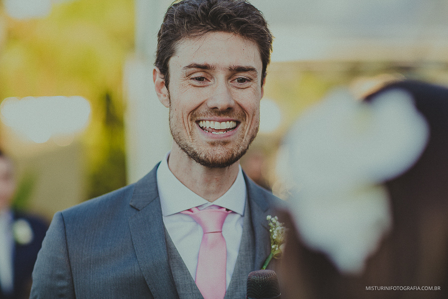 noivo feliz casamento na fazenda