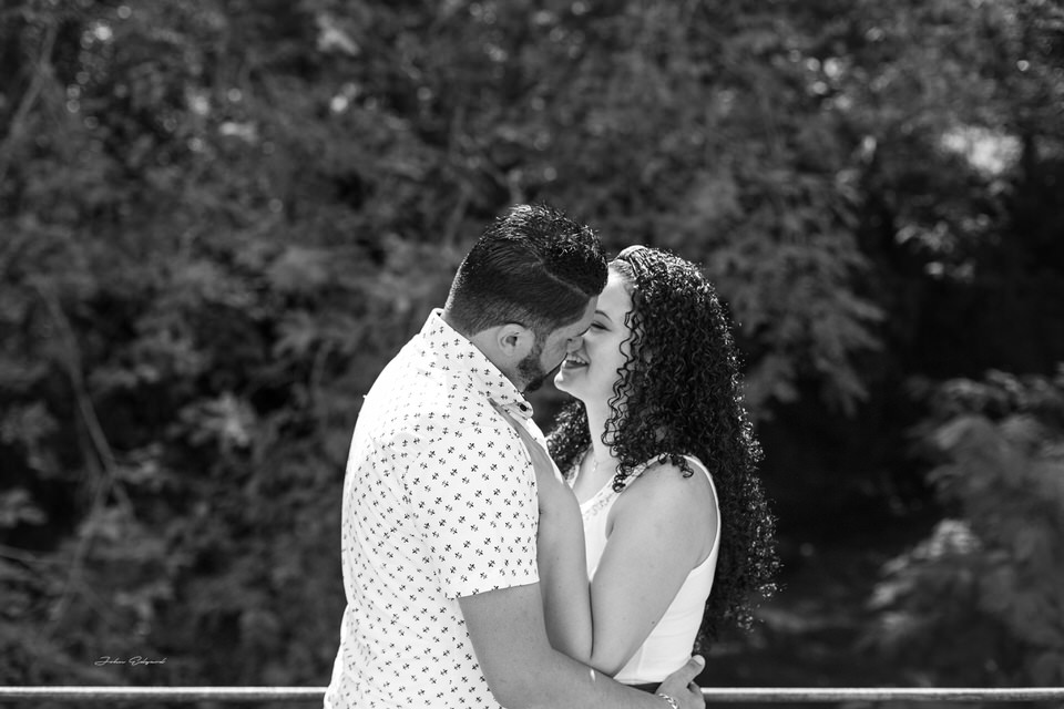 Ensaio externo de casal em preto e branco