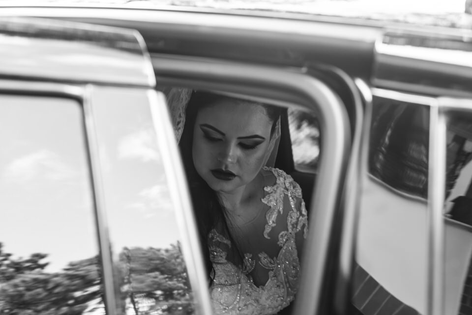 A noiva Aline saindo do carro para seu casamento
