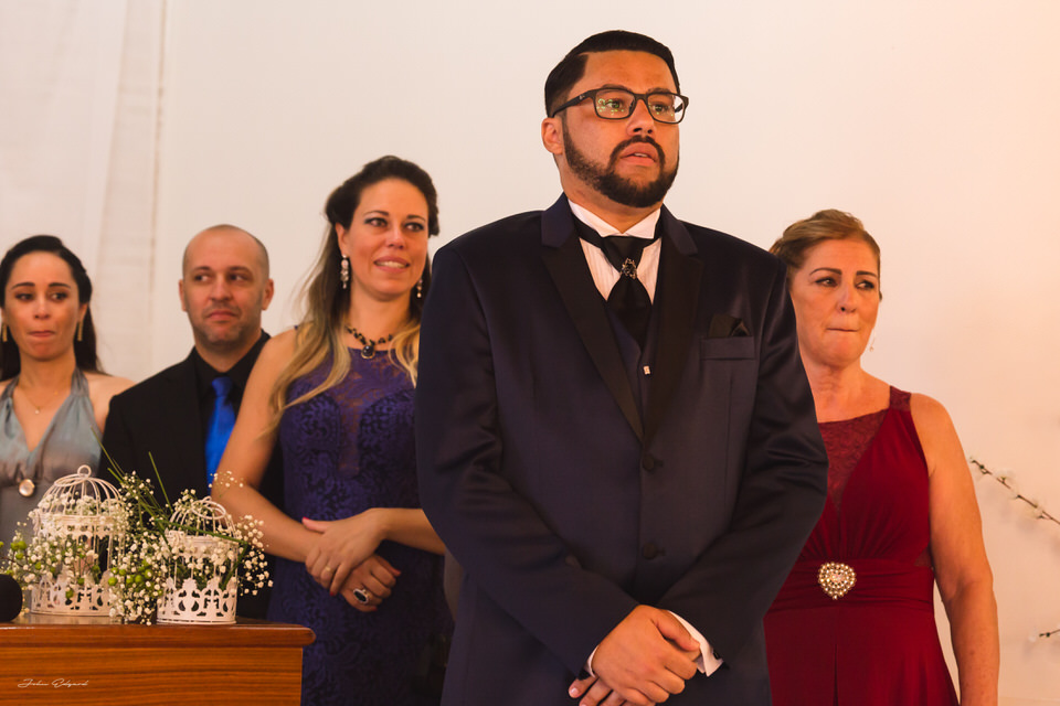 Noivo no altar esperando a noiva