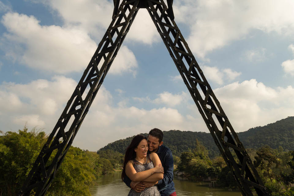 pré wedding Caroline e Rudy em Guararema São Paulo na ponte do trem