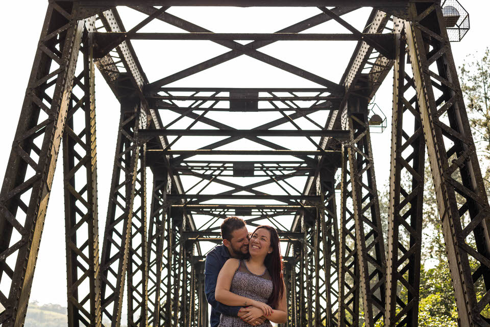 pré wedding Caroline e Rudy em Guararema São Paulo na ponte do trem