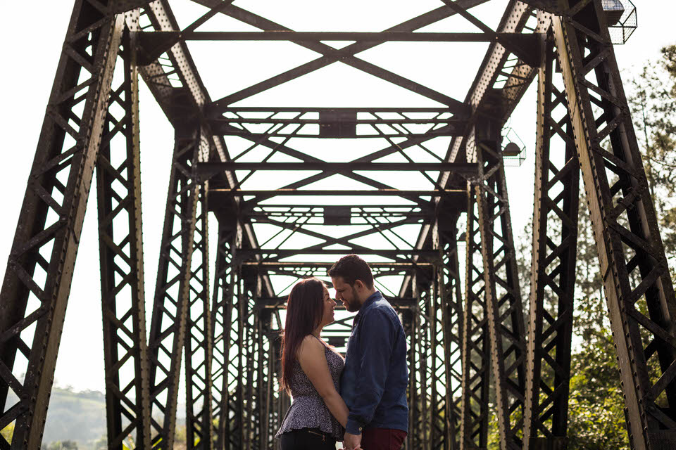 pré wedding Caroline e Rudy em Guararema São Paulo na ponte do trem