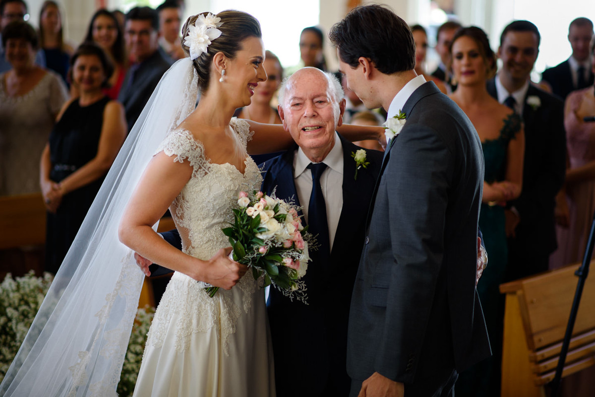 Avô da noiva entregando noiva e neta para seu futuro marido