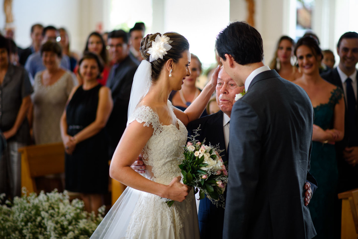 Avô da noiva entregando noiva e neta para seu futuro marido