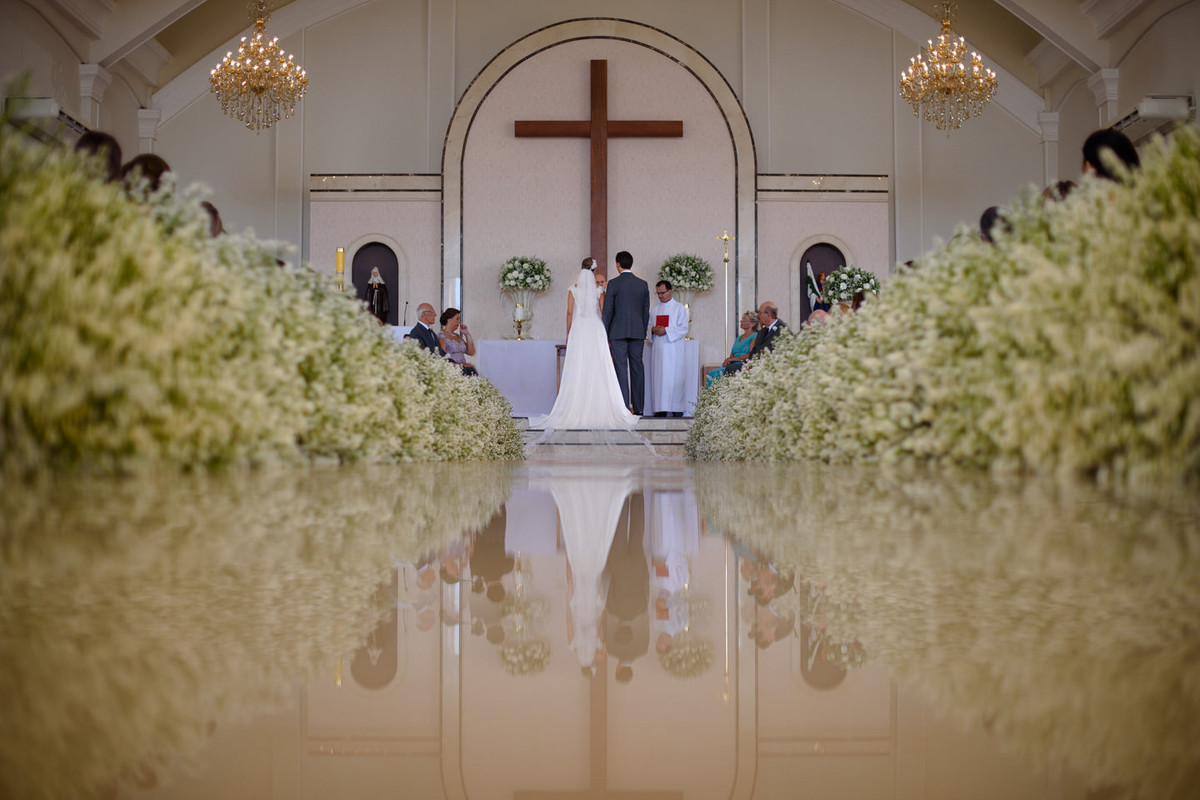 Noivos em uma bela imagem panorâmica da igreja Santa Angela