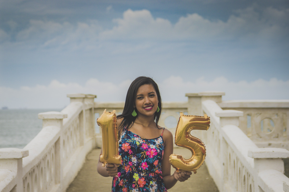 ensaio-debutante-ensaio-quinze-anos-15-anos-na-praia-em-santos-no-emissario--foto-mural-asas-submarino-book-15-anos-em-santos-santos-sp-gilberto-servo-fotografo-servostudio-fotografia
