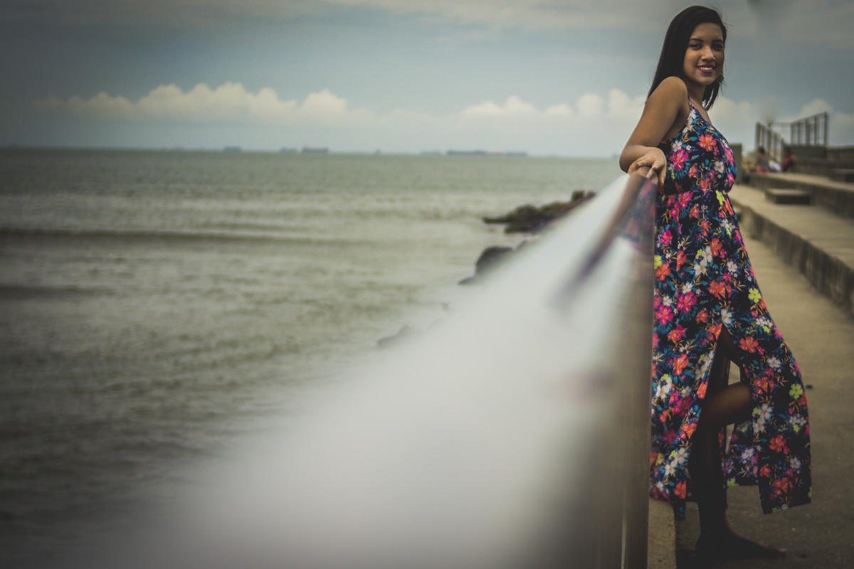 ensaio-debutante-ensaio-quinze-anos-15-anos-na-praia-em-santos-no-emissario--foto-mural-asas-submarino-book-15-anos-em-santos-santos-sp-gilberto-servo-fotografo-servostudio-fotografia