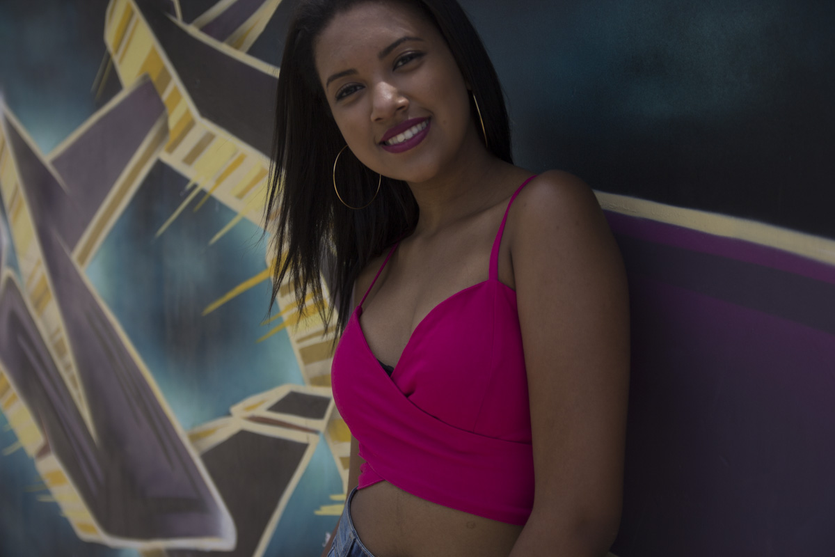 ensaio-debutante-ensaio-quinze-anos-15-anos-na-praia-em-santos-no-emissario--foto-mural-asas-submarino-book-15-anos-em-santos-santos-sp-gilberto-servo-fotografo-servostudio-fotografia