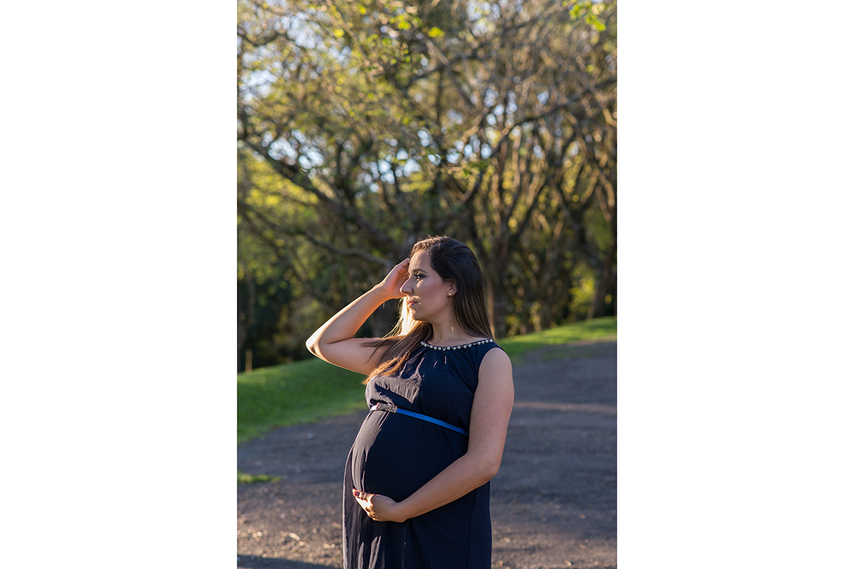 grávida gestante mamãe vestido azul cinto pérolas parque árvore dia sol